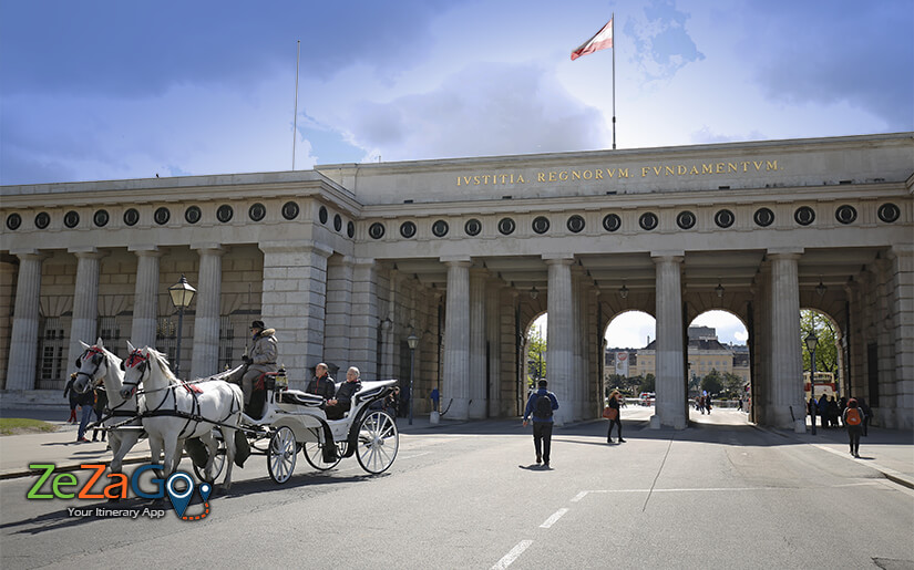 שער בורגתור מנקודת מבט של כיכר הלדנפלאץ