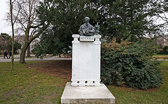 הפסל של אנטון ברוקנר - Anton Bruckner Statue