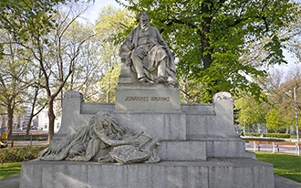 הפסל של ברהמס - Brahms Monument Karlsplatz