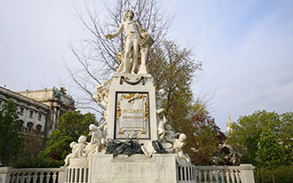 הפסל של מוצרט בגני בורגרטן - Mozartdenkmal